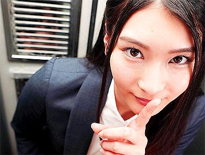 【密室×バレないように】スリム美BODYの美人OLさんがロッカーの中でバレないように濃厚SEXして声我慢で喘ぐ！