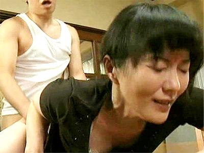 【ヘンリー塚本】着衣のままキッチンでバックからズンズンとピストンされアへ顔で悶える熟女主婦がメスむき出しで乱れる！