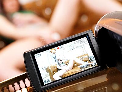 【辱め】恥辱ライブ配信されてる妹の代わりに人気インフルエンサーの姉がバイブや電マで羞恥全開の責めに屈辱絶頂アクメ！