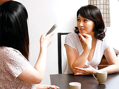 【彼女の母】娘の彼氏を娘に内緒で寝取って快楽を堪能しちゃうビッチな美魔女主婦が濃厚SEXで淫乱に悶える！