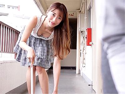 【隣人×人妻】「私のおっぱい...見てたでしょ♥」隣の男を胸チラ＆パンチラで誘惑からの淫乱SEXの激スタイルの美人主婦！