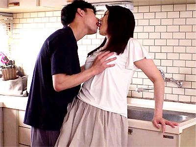【叔母さん】受験の為にやって来た甥っ子にクンニされメス声全開の美魔女主婦！禁断全裸ファックで悶えちゃう！