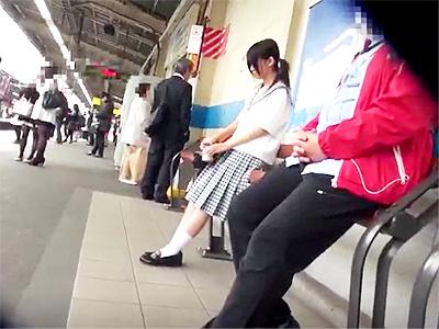 【痴漢×JK】変態鬼畜男に満員電車内でスカート中に手を入れられパンティ脇から勃起チンポ挿入される美少女！