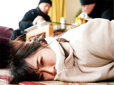 【人妻レイプ】「この女たまんねぇなｗ」立てこもり凶悪犯に拘束され全裸にされ無慈悲に犯されザーメン膣内射精の美人主婦！