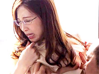 【人妻×立場逆転】見下していた男に逆襲されハメられる美魔女主婦！チンコ挿入メス発動で苦しそうに喘ぎ悶えるｗ