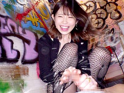 【男の潮吹き】「ｷｬｧー！すごーい♥」人目の付かない野外で声我慢SEXから亀頭責めで男潮させる小悪魔痴女ギャルｗ