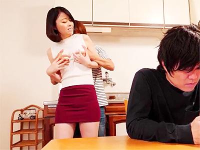 【友達の母】息子の近くで息子の友達に迫られるミニスカ美魔女主婦！一線超えの全裸SEXでザーメン膣内射精ｗ