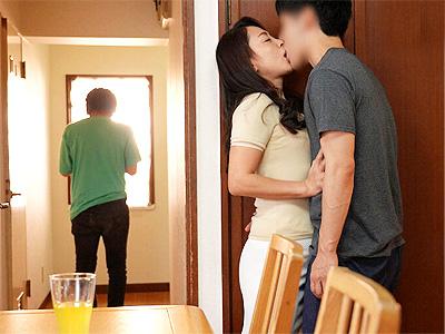 【友人の母】息子の友達との禁断SEXでフルヌードで抱かれオンナの顔で喘ぎ乱れる完熟BODY美魔女主婦！