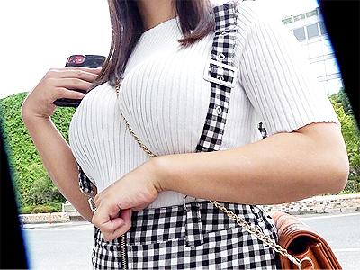 【素人ナンパ】「友達と待ち合わせです...」押しに弱い爆乳ボインの女の子が全裸にされ初見チンポでハメられ悶絶！