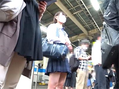 【痴漢×JK】ミニスカでエロ太ももの美少女が満員電車内で変態男におっぱいや美尻揉まれ輪姦状態で責められ快楽悶絶ｗ