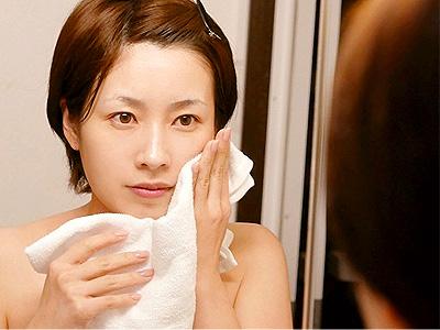 【女上司】終電無くした男性部下を自宅に泊めてSEXする女上司！濃厚ファックでボイン乳揺れ全開で乱れる！