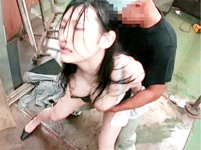 【レイプ】工場内で高学歴美女が作業員に犯され悶絶！ハードな野獣SEXにしっかり快楽堕ちして汗だくでメス堕ち！
