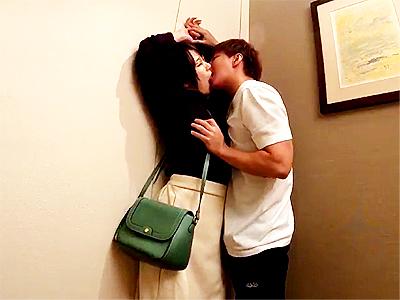 【若妻】「ねぇ、早くしよ♥」部屋に入るなるなり即キス！シャワーも浴びずにフェラチオから淫乱ファックで悶える爆乳主婦！
