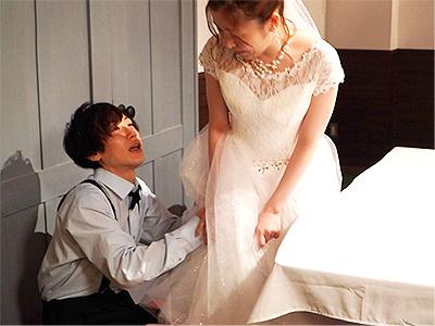 【花嫁×羞恥】披露宴中にドレスにショタが潜り込みパンティ上からクリ責めされ声我慢悶絶の女！ついに下着脱がされ...