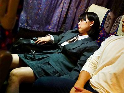 【痴漢】変態鬼畜男に夜行バスで眠る美少女JKがロックオンされ悪戯され犯され快楽に抗えず本気で感じて乱れちゃう！