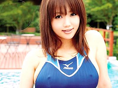 【露出×競泳水着】ギャル系美女が屋外での淫乱SEXで大胆に声あげ悶えまくり！膣奥激ピスされ卑猥に乱れる！