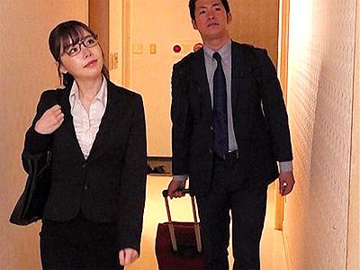 【相部屋×NTR】「部屋？一緒だから♥」新婚男性部下と相部屋になりヤリマン全開で迫って淫乱ファックで寝取るビッチ女ｗ
