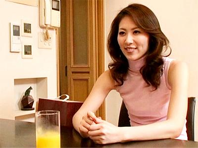 【人妻×近親相姦】オナニーを泊まりに来た甥っ子に覗きされる美魔女主婦！しっかり迫られキッチンやお風呂でパコられちゃう！