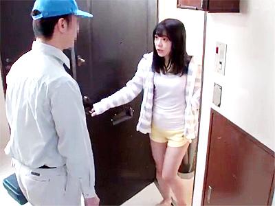 【レイプ】自宅に招き入れた業者に襲われる美女ｗ寝バックで強引無理やりにチンコねじ込まれ膣奥ピスられ強制悶絶！
