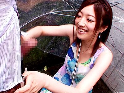 【バキュームフェラ】「もう固くなってる♥」雨の野外で勃起チ◯コを厭らしい音立てて濃厚フェラチオとかエロすぎ！