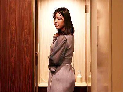 【人妻×同窓会】「バレないかな...」旦那に盗聴されてるとも知らず他人棒をフェラ！会場出て3P乱交NTRハメで中出し！
