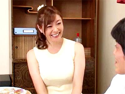 【友人の母】「もっと力抜いて♥」息子の友達にキス迫られ優しく受け入れちんこフェラチオからの禁断ファックする美魔女主婦！
