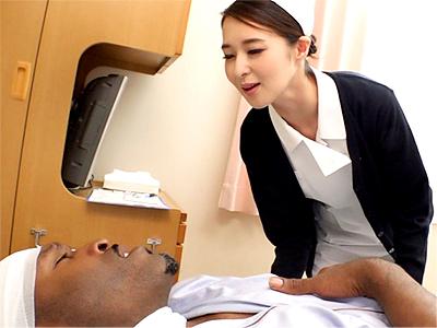 【人妻×ナース】入院してきた黒人男性のデカチンにメス発動の美魔女ナース！フェラチオ堪能して騎乗位ファックｗ