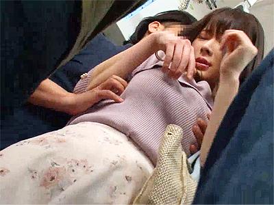 【痴漢】「ｱｧｧｧｧ...ハッァァ...」変態鬼畜男に満員電車で執拗におっぱい迫られガチパコされ強制悶絶させられる女！