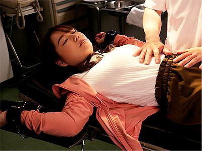 【人妻×昏睡NTR】夫を一看護してる美人主婦が鬼畜変態医者に眠らされ非道レイプで犯され精子ザーメン膣内射精される！