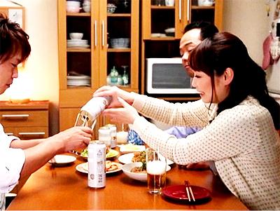 【上司の嫁】「私からもお礼しなきゃね♥」夫が泥酔睡眠した隙に夫の部下を誘惑しておっぱい揉ませ禁断に堕ちる美魔女主婦！