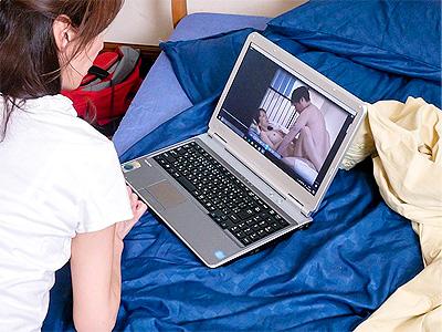 【母子姦】「なんで私達のSEXが...」息子が盗撮した夫婦のSEX動画を見つけた母が結局息子と禁断ファックに発展ｗ