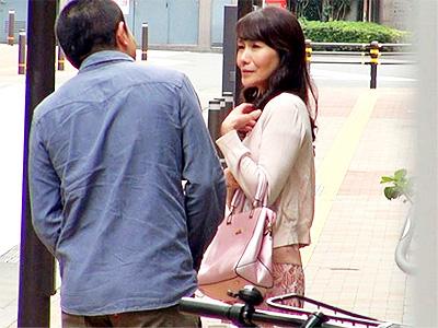 【人妻ナンパ】「これから買物なんですけど...」街中でゲットしたお上品な清楚系美魔女主婦がカメラの前で痴態を晒すｗ