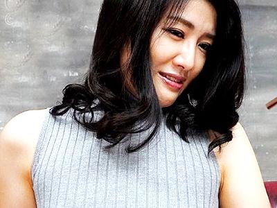 【人妻×AVデビュー】美魔女な主婦がAV処女作で大胆ローターオナニーやリアルな他人棒SEXで淫乱に悶え膣内射精されるｗ