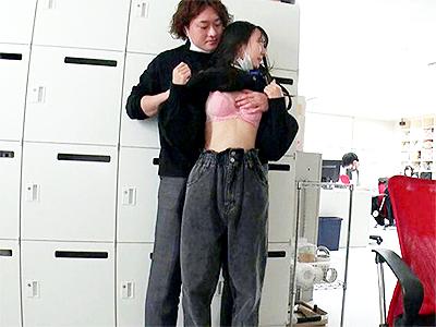 【AVメーカー女子社員】「え？ここで？仕事中ですよ？」入社一年目の美少女ADがバレないように社内で脱がされちゃうｗ
