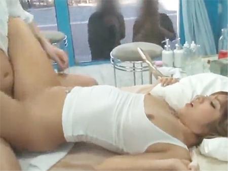 【マジックミラー】茶髪ギャル系美女が性感マッサージで感度急上昇アヘアヘ状態からの本番ガチセックスで更に乱れる！