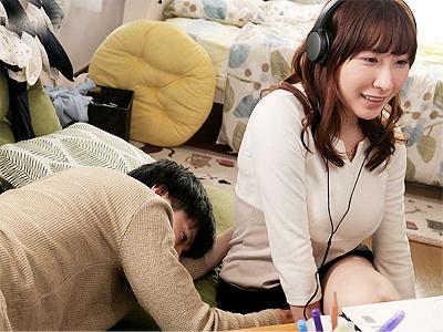 【隣人×NTR】隣の青年とSEX三昧な彼氏が海外に居る欲求不満美女！彼とのリモート通話中で衝撃のシーンを目撃されちゃう！