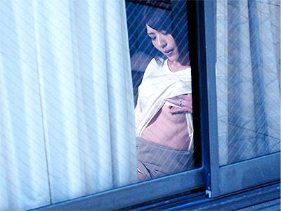 【人妻×覗き】夫のAV見てオナニーしているところ肉体労働者に覗かれ上がり込んで来た二人の男に犯され悶絶の美人主婦！