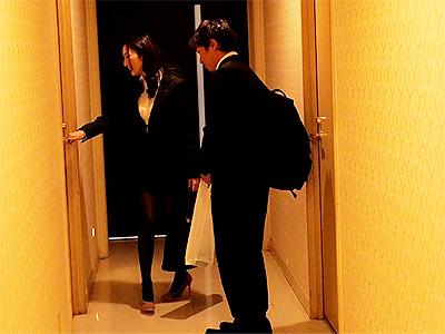【相部屋】終電逃して後輩男性と仕方なくラブホへ...欲情した後輩に夜這い掛けられ全裸でハメられる美人なお姉さんｗ