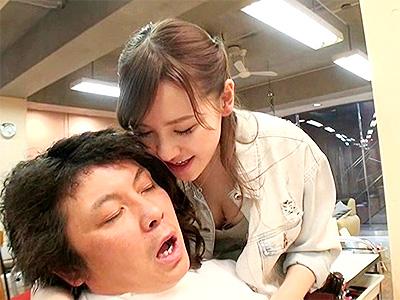 【ビッチ×美容師】「特別に気持ちいい事してあげよっか♥」男性客誘惑してバレないように肉棒シゴキ上げる淫乱女ｗ