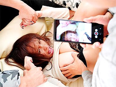 【レイプ】「撮るんじゃねぇーよ！」女王様気分でクズ扱いして男たちに問答無用で強姦され犯されるSSS級お姉さんｗ