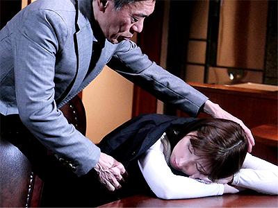 【人妻×義父】「お義父さん！困ります！」暴走した夫の父に強引に迫られクンニからのNTRハメで陥落の美人主婦！