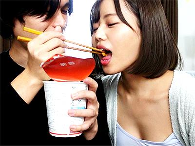 【兄の彼女】ふわふわ系の警戒心ゼロ美少女が彼氏の弟と急接近でNTR SEXに発展！クビレ激シコBODYハメられ乱れる