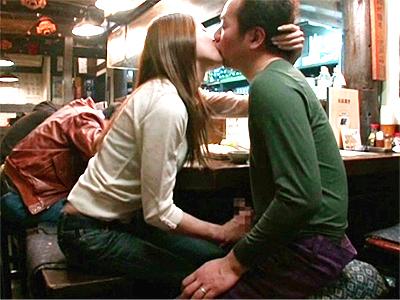 【バレないように】「まずいよ...嫁にバレちゃう...」居酒屋で嫁にバレないように男の勃起チンコをｼｺｼｺしちゃうｗ