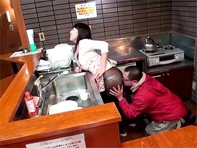 【隣人×人妻】「このお尻...たまんねぇ...」隣人夫妻とバイキング旅行に出掛け人の嫁のムチ尻に欲情の男ｗ
