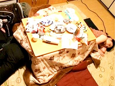 【宅飲み×悪戯】宅酔して眠る女にコタツ内で美尻にいたずらｗ 感じちゃって怒るどころか淫乱痴女ファックとかｗ