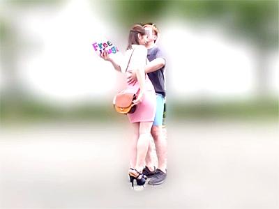 【素人ナンパ】フリーハグでもっこり股間を押し付けたら女は欲情するか？の検証企画でしっかりパコられる爆乳美女！