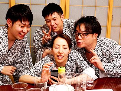 【人妻×社員旅行】男性部下に酒を飲まされ浴衣脱がされ全裸で他人棒をハメられる美魔女主婦！輪姦状態でザーメン膣内射精！