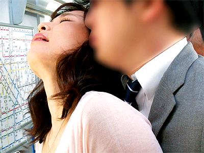 【人妻×痴漢】パンストもパンティも脱がされ電車内で凌辱さる五十路美魔女主婦！トイレに連れ込まれザーメン膣内射精される！