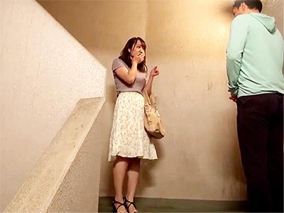 【人妻×隣人】「あ、こんにちわ♥」同じマンションの美人主婦が闇風俗嬢！濃厚ザービスと本番膣内射精ファック！