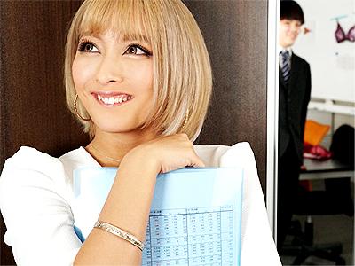 【逆セクハラ】出張先で男性部下を下着姿で誘惑するギャルOLのビッチ女上司！ドギマギする男をフェラチオしてガチSEX！